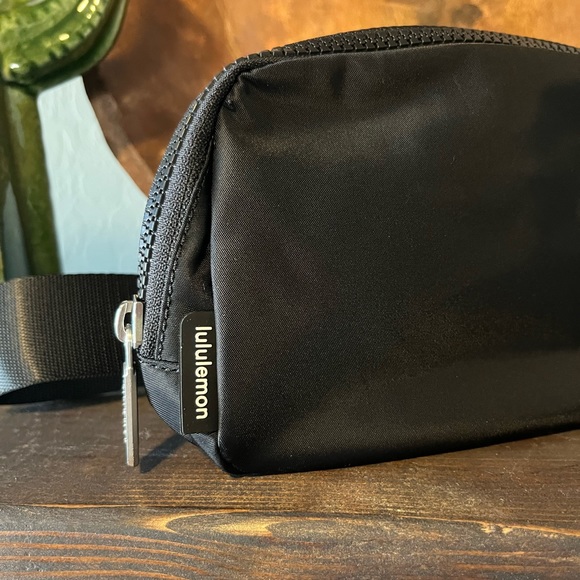 NWT Lululemon everywhere belt bag black - Picture 6 of 7